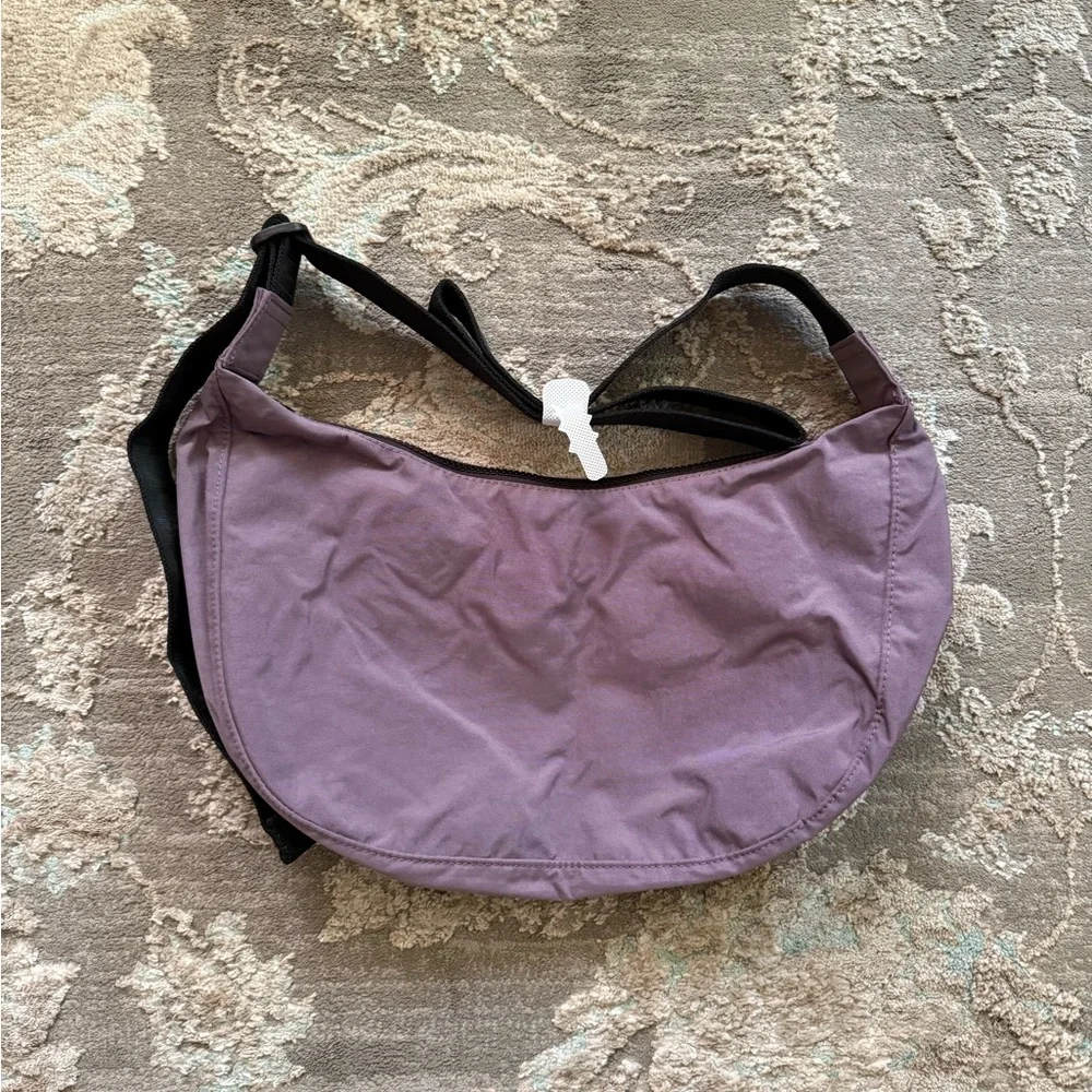 BAGGU Medium Nylon Crescent Bag in Dusty Violet - UO Exclusive - Picture 4 of 6